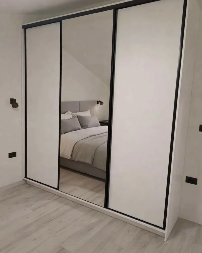 Ugradni plakar s kliznim vratima i ogledalom u spavaćoj sobi